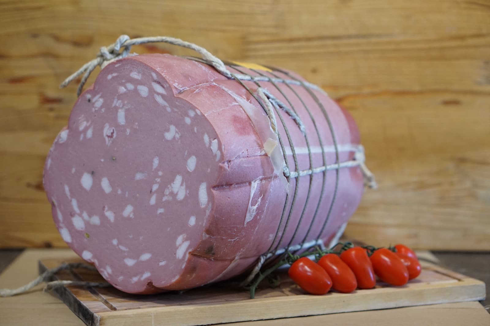 Мортадела с шамфъстък